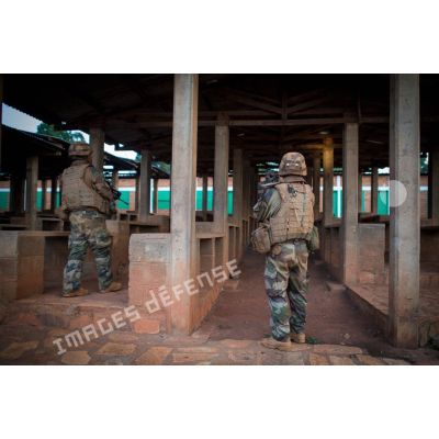 Les soldats d'une section du 3e RG du GTIA (groupement tactique interarmes) Turco progressent dans les locaux du marché central de Bambari, au cours d'une action quotidienne VNP (vérification de non pollution).