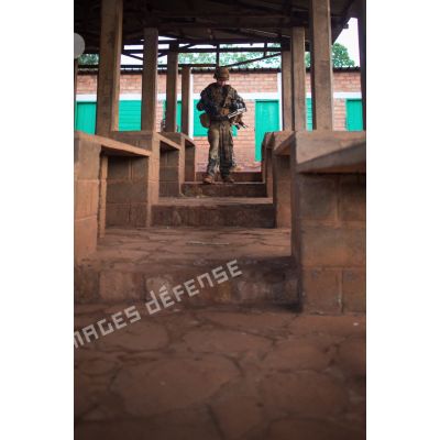 Un soldat d'une section du 3e RG du GTIA (groupement tactique interarmes) Turco progresse dans les locaux du marché central de Bambari, au cours d'une action quotidienne VNP (vérification de non pollution).