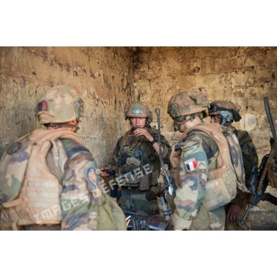 Briefing des soldats d'une section de la compagnie Rouge du GTIA (groupement tactique interarmes) Turco par leur lieutenant au moyen d'une carte tactique, lors du déploiement d'un dispositif de force de réaction rapide à Bambari.