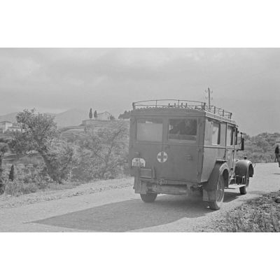 L'ambulance Phaenomen Granit (immatriculée WL 358 998) sur les routes de montagne de Xidas.