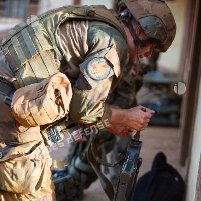 Un soldat d'une section de la compagnie Rouge du GTIA (groupement tactique interarmes) Turco prépare son fusil d'assaut FAMAS G2 pour une mission de maintien de l'ordre en prévision du déploiement d'une force de réaction rapide à Bambari.