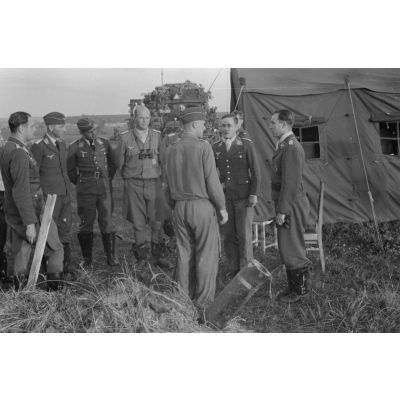 Le commandant (Major) Günther Lüzow, Kommodore du Jagdgeschwader JG 3 "Udet" en discussion avec des pilotes de la 3e escadrille de chasse.