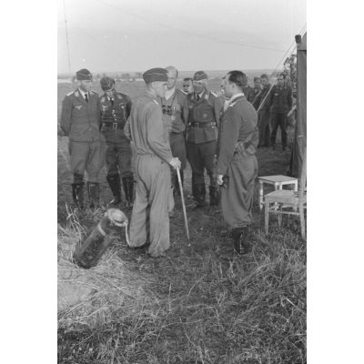 Le commandant (Major) Günther Lüzow, Kommodore du Jagdgeschwader JG 3 "Udet" en discussion avec des pilotes de la 3e escadrille de chasse.