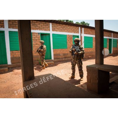 Soldats de la 3e section de la compagnie Rouge du GTIA (groupement tactique interarmes) Turco, évoluant autour du marché central de Bambari lors d'une patrouille quotidienne dans les rues de la ville.