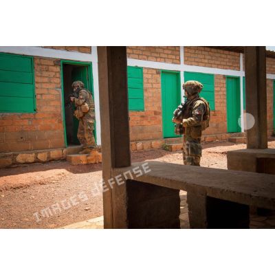 Soldats de la 3e section de la compagnie Rouge du GTIA (groupement tactique interarmes) Turco, évoluant autour du marché central de Bambari lors d'une patrouille quotidienne dans les rues de la ville.