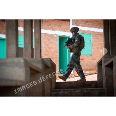 Un soldat de la 3e section de la compagnie Rouge du GTIA (groupement tactique interarmes) Turco, évolue autour du marché central de Bambari lors d'une patrouille quotidienne dans les rues de la ville.