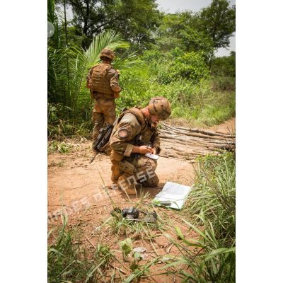 Soldats du détachement du 3e RG du GTIA (groupement tactique interarmes) Turco notant les résultats obtenus après calcul de la mesure d'une installation dans le cadre d'une reconnaissance des ponts sur l'axe reliant Bindi à Bambari, celui-ci permettant de rejoindre le centre-ville depuis la BOA (base opérationnelle avancée).