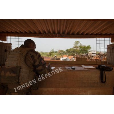 Un soldat du GTIA (groupement tactique interarmes) positionné à l'intérieur d'un poste de sécurité, note des observations à l'arrivée de la délégation d'accueil du général de brigade Frédéric Hingray, chef d'état-major de la MINUSCA (mission multidimensionnelle intégrée des Nations Unies pour la stabilisation en Centrafrique) sur la POD (plateforme opérationnelle défense) de Bambari.