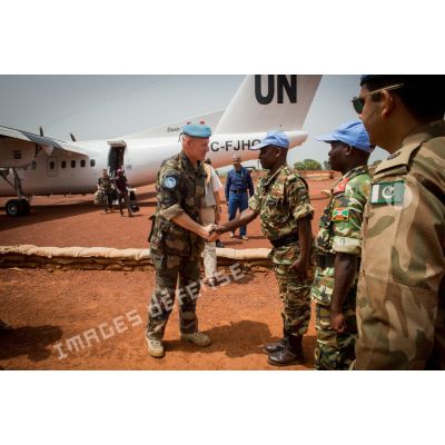 Le général de brigade Frédéric Hingray, chef d'état-major de la MINUSCA (mission multidimensionnelle intégrée des Nations Unies pour la stabilisation en Centrafrique), salue un officier des casques bleus dans le cadre de la délégation d'accueil mise en place, lors de sa visite aux soldats de la POD (plateforme opérationnelle défense) de Bambari.