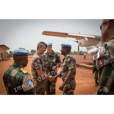 Le colonel Marc Espitalier, chef de corps du 1er RT et commandant le GTIA (groupement tactique interarmes) Turco salue un capitaine des forces républicaines congolaises intégrées à la MINUSCA (mission multidimensionnelle intégrée des Nations Unies pour la stabilisation en Centrafrique), en présence du lieutenant-colonel Bitengallo, commandant les forces démocratiques congolaises, dans le cadre de la visite du général de brigade Frédéric Hingray, son chef d'état-major, sur la POD (plateforme opérationnelle défense) de Bambari.