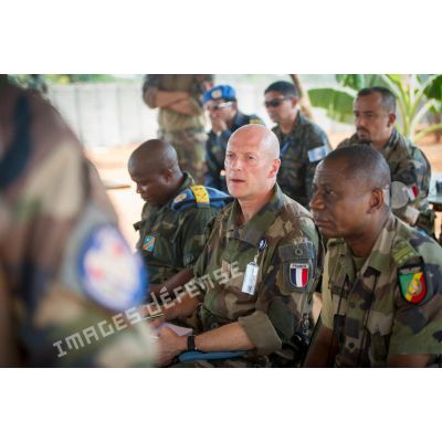 Le général de brigade Frédéric Hingray, chef d'état-major de la MINUSCA (mission multidimensionnelle intégrée des Nations Unies pour la stabilisation en Centrafrique), assiste à un briefing portant sur la situation sécuritaire régionale dans le cadre de sa visite de la POD (plateforme opérationnelle défense) de Bambari.