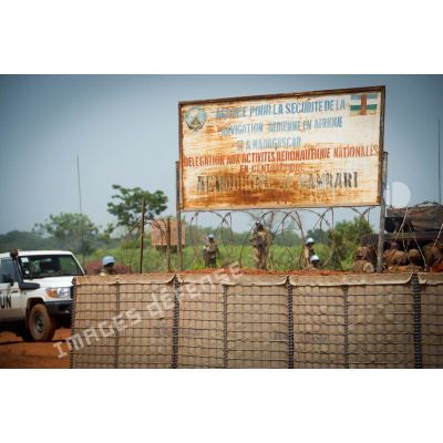 Des soldats des casques bleus arrivent aux abords de l'aérodrome de Bambari, dans le cadre de la visite du général de brigade Frédéric Hingray, chef d'état-major de la MINUSCA (mission multidimensionnelle intégrée pour la stabilisation en Centrafrique), sur la POD (plateforme opérationnelle défense).
