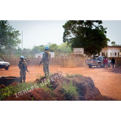 Des soldats des casques bleus sécurisent l'entrée de l'aérodrome de Bambari, dans le cadre de la visite du général de brigade Frédéric Hingray, chef d'état-major de la MINUSCA (mission multidimensionnelle intégrée des Nations Unies pour la stabilisation en Centrafrique) sur la POD (plateforme opérationnelle défense).