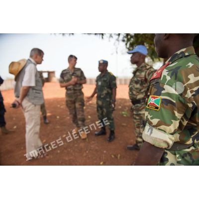 Un capitaine des forces armées du Burundi intégrées aux casques bleus assiste à une conversation entre le colonel Marc Espitalier, chef de corps du 1er RT et commandant le GTIA (groupement tactique interarmes) Turco et le lieutenant-colonel Bitengallo, son homologue des forces démocratiques congolaises, dans le cadre de la visite du général de brigade Frédéric Hingray, chef d'état-major de la MINUSCA (mission multidimensionnelle intégrée des Nations Unies pour la stabilisation en Centrafrique), sur la POD (plateforme opérationnelle défense) de Bambari.