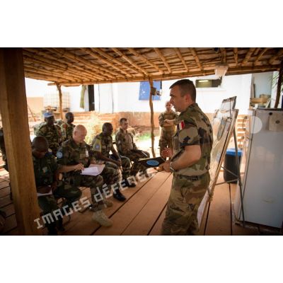 Le colonel Marc Espitalier, chef de corps du 1er RT et commandant le GTIA (groupement tactique interarmes) Turco effectue un briefing portant sur la situation sécuritaire régionale auprès du général de brigade Frédéric Hingray, chef d'état-major de la MINUSCA (mission multidimensionnelle intégrée des Nations Unies pour la stabilisation en Centrafrique), dans le cadre de sa visite de la POD (plateforme opérationnelle défense) de Bambari.