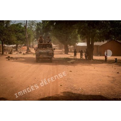 Éléments du GCM (groupement des commandos de montagne) du GTIA (groupement tactique interarmes) Vercors patrouillant à bord d'une Peugeot P4 dans le centre-ville de Bambari.