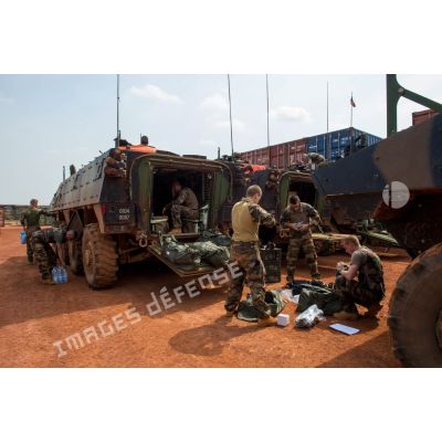 Des tirailleurs du 1er RT du GTIA (groupement tactique interarmes) Turco préparent leur équipement à charger à l'intérieur de VBCI (véhicule blindé de combat d'infanterie) en stationnement sur le train de combat du camp M'Poko de Bangui.