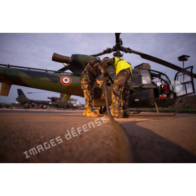 Avitaillement en carburant d'un hélicoptère SA-342 Gazelle du 3e RHC intégré au SGAM (sous-groupement aéromobile) Barracuda de l'Alat, en stationnement sur la piste de l'aéroport de M'Poko de Bangui, par les éléments du SEA (Service des essences des armées).