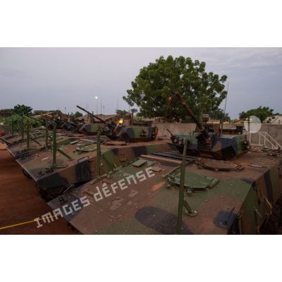 Véhicules VBCI (véhicule blindé de combat d'infanterie) intégrés au 1er RT du GTIA (groupement tactique interarmes) Turco en stationnement sur le train de combat du camp M'Poko de Bangui.
