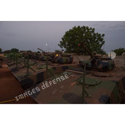 Véhicules VBCI (véhicule blindé de combat d'infanterie) intégrés au 1er RT du GTIA (groupement tactique interarmes) Turco en stationnement sur le train de combat du camp M'Poko de Bangui.