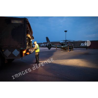 Avitaillement en carburant d'un hélicoptère SA-342 Gazelle du 3e RHC intégré au SGAM (sous-groupement aéromobile) Barracuda de l'Alat, en stationnement sur la piste de l'aéroport de M'Poko de Bangui, par les éléments du SEA (Service des essences des armées).