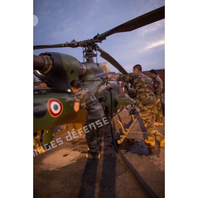 Avitaillement en carburant et maintien en condition opérationnelle d'un hélicoptère SA-342 Gazelle du 3e RHC intégré au SGAM (sous-groupement aéromobile) Barracuda de l'Alat, en stationnement sur la piste de l'aéroport de M'Poko de Bangui.