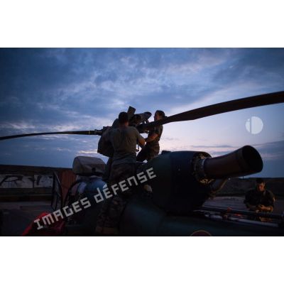 Maintien en condition opérationnelle des rotors d'un hélicoptère SA-342 Gazelle du 3e RHC intégré au SGAM (sous-groupement aéromobile) Barracuda de l'Alat, en stationnement sur la piste de l'aéroport de M'Poko de Bangui.