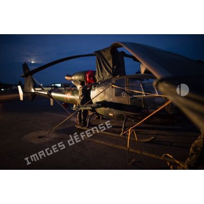 Maintien en condition opérationnelle d'un hélicoptère SA-342 Gazelle du 3e RHC intégré au SGAM (sous-groupement aéromobile) Barracuda de l'Alat, en stationnement sur la piste de l'aéroport de M'Poko de Bangui.