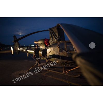 Maintien en condition opérationnelle d'un hélicoptère SA-342 Gazelle du 3e RHC intégré au SGAM (sous-groupement aéromobile) Barracuda de l'Alat, en stationnement sur la piste de l'aéroport de M'Poko de Bangui.