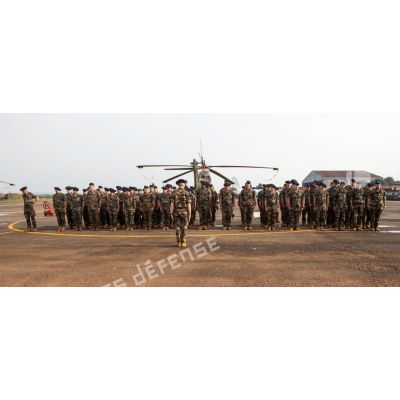 Rassemblement des soldats du 7e RMAT et du 516e RT du Batlog (bataillon logistique) Taillefer, lors d'une cérémonie militaire dirigée par son commandant, le lieutenant-colonel Cyrille Tachker, sur la piste de l'aéroport M'Poko de Bangui.