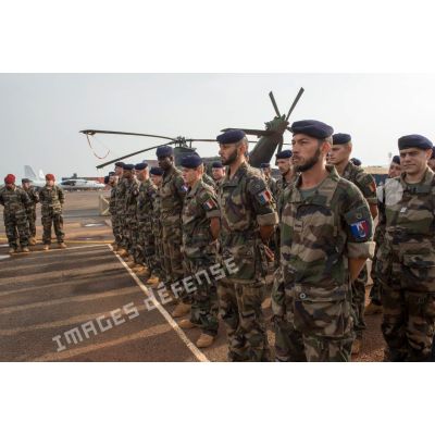 Rassemblement des soldats du 516e RT et du 1er RTP du Batlog (bataillon logistique) Taillefer, lors d'une cérémonie militaire sur la piste de l'aéroport M'Poko de Bangui.