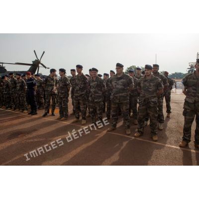 Rassemblement du personnel de santé de l'unité médicale du Batlog (bataillon logistique) Taillefer, lors d'une cérémonie militaire sur la piste de l'aéroport M'Poko de Bangui.