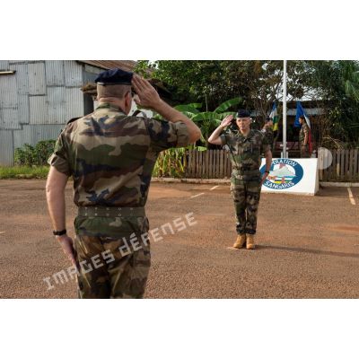 Le lieutenant-colonel Emmanuel Matha du 516e RT armant le Batlog (bataillon logistique) Taillefer, rend le salut d'un officier lors d'une cérémonie militaire sur la piste de l'aéroport M'Poko de Bangui.