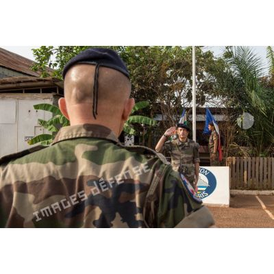 Le lieutenant-colonel Cyrille Tachker du 7e RMAT, commandant le Batlog (bataillon logistique) Taillefer, rend le salut du lieutenant-colonel Emmanuel Matha du 516e RT, lors d'une cérémonie militaire sur la piste de l'aéroport M'Poko de Bangui.