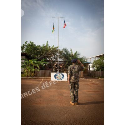Le lieutenant-colonel Cyrille Tachker du 7e RMAT, commandant le Batlog (bataillon logistique) Taillefer, salue les couleurs lors d'une cérémonie militaire sur la piste de l'aéroport M'Poko de Bangui.