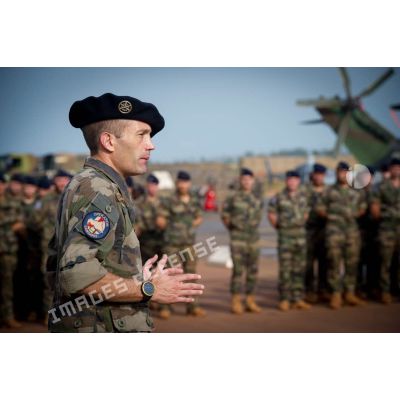 Le lieutenant-colonel Cyrille Tachker du 7e RMAT, commandant le Batlog (bataillon logistique) Taillefer, s'adresse à ses troupes, lors d'une cérémonie militaire sur la piste de l'aéroport M'Poko de Bangui.