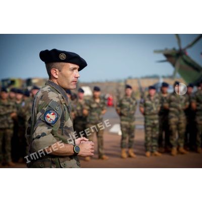 Le lieutenant-colonel Cyrille Tachker du 7e RMAT, commandant le Batlog (bataillon logistique) Taillefer, s'adresse à ses troupes, lors d'une cérémonie militaire sur la piste de l'aéroport M'Poko de Bangui.