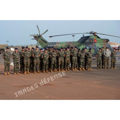 Rassemblement des soldats du 516e RT du Batlog (bataillon logistique) Taillefer, lors d'une cérémonie militaire sur la piste de l'aéroport M'Poko de Bangui.