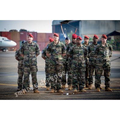 Rassemblement des soldats du 1er RTP du Batlog (bataillon logistique) Taillefer, lors d'une cérémonie militaire sur la piste de l'aéroport M'Poko de Bangui.