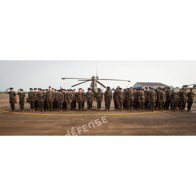 Rassemblement des soldats du 7e RMAT et du 516e RT du Batlog (bataillon logistique) Taillefer, lors d'une cérémonie militaire sur la piste de l'aéroport M'Poko de Bangui.