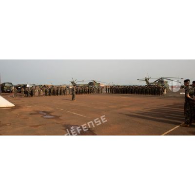 Rassemblement des soldats du Batlog (bataillon logistique) Taillefer composé des éléments du 7e RMAT, du 516e RT, du 1er RTP et du SSA, lors d'une cérémonie militaire dirigée par son commandant, le lieutenant-colonel Cyrille Tachker, sur la piste de l'aéroport M'Poko de Bangui.