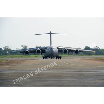 Douglas C-17 de l'US Air Force atterrissant sur le tarmac de l'aéroport M'Poko de Bangui, lors du chargement de matériels par le DéTIA (détachement de transit interarmées), dans le cadre du désengagement progressif de la force Sangaris.