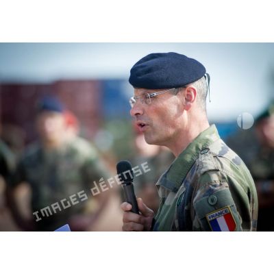 Le général de brigade Pierre Gillet, commandant la force Sangaris, s'adresse aux troupes composant le PCIAT (poste de commandement interarmées de théâtre), sur la piste de la base opérationnelle de M'Poko.
