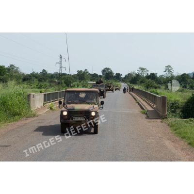 Montés à bord de divers véhicules, les éléments du GTIA (groupement tactique interarmes) Vercors mènent une patrouille autour du périmètre du PK 26 (point kilométrique), au Nord de Bangui.
