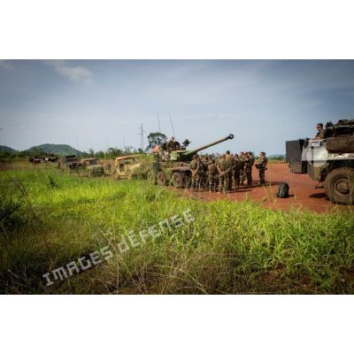 Regroupés autour d'un ERC-90 Sagaie, les officiers de la suite du général de brigade Pierre Gillet, commandant la force Sangaris, en visite auprès des troupes du GTIA (groupement tactique interarmes) Vercors, suivent le briefing d'une patrouille à mener autour du PK 26 (point kilométrique) au Nord de Bangui.
