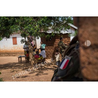 Habitants d'un village lors d'une patrouille effectuée par les troupes du GTIA (groupement tactique interarmes) Vercors autour du périmètre du PK 26 (point kilométrique), au Nord de Bangui.
