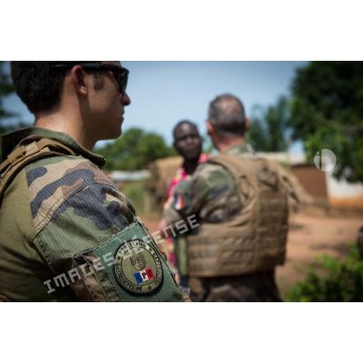 Soldat du CPT (close protection team ou détachement de protection rapprochée) auprès du général de brigade Pierre Gillet, lors de sa participation à une patrouille effectuée par les troupes du GTIA (groupement tactique interarmes) Vercors autour du périmètre du PK 26 (point kilométrique), au Nord de Bangui.