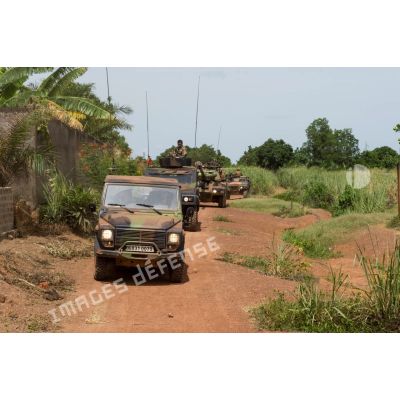 Montés à bord de divers véhicules, les troupes du GTIA (groupement tactique interarmes) Vercors patrouillent autour du périmètre du PK 26 (point kilométrique), au Nord de Bangui.