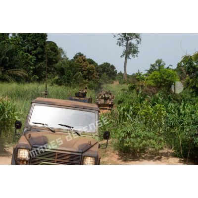 Montés à bord de divers véhicules, les troupes du GTIA (groupement tactique interarmes) Vercors patrouillent autour du périmètre du PK 26 (point kilométrique), au Nord de Bangui.