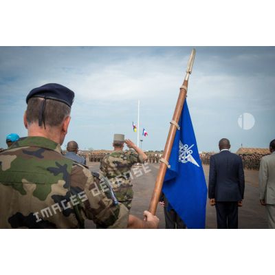 Le général de brigade Pierre Gillet, commandant la force Sangaris, salue le lever des couleurs, lors du rassemblement des troupes composant le PCIAT (poste de commandement interarmées de théâtre) dans le cadre de la commémoration du 8 mai 1945 sur l'aérodrome M'Poko de Bangui.